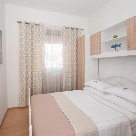 Apartment Cozy With Garden Kastela