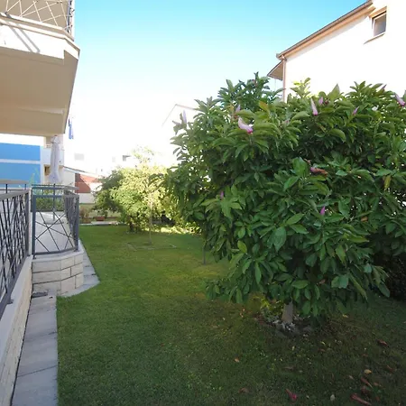 Apartment Cozy With Garden Kastela
