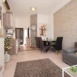 Cozy With Garden Apartmán