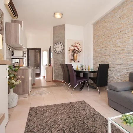 Cozy With Garden Apartman