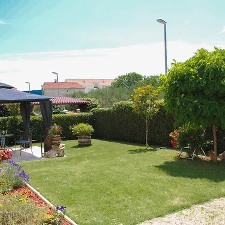 Apartman Cozy With Garden Kaštela