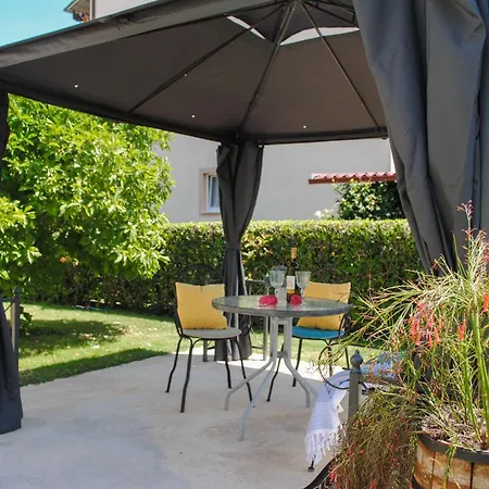 Apartman Cozy With Garden Kaštela