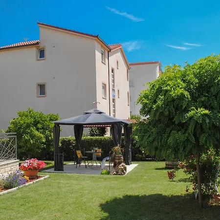 Apartman Cozy With Garden