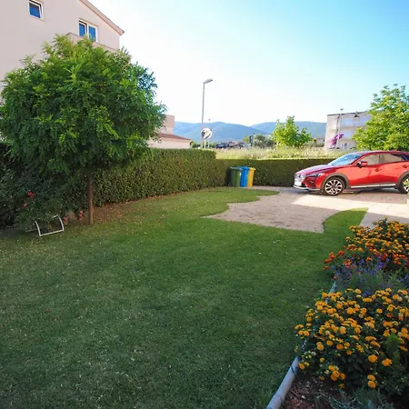 Cozy With Garden Apartamento Kaštela