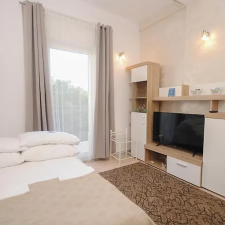 Apartman Cozy With Garden
