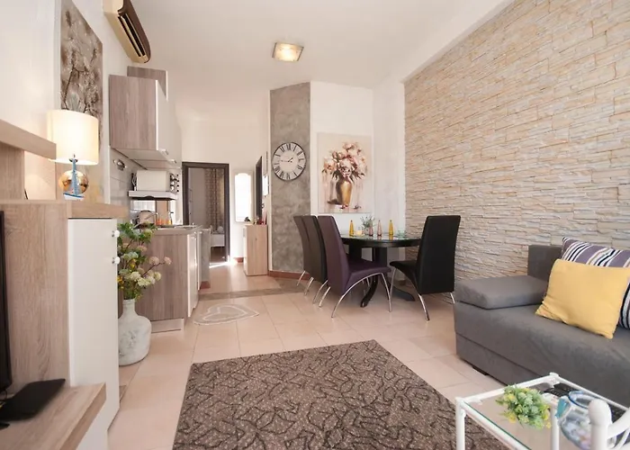 Cozy With Garden Apartamento