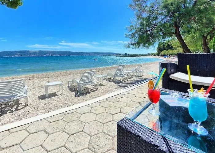 Cozy With Garden Apartamento Kaštela