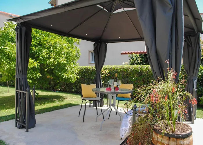 Apartamento Cozy With Garden Kaštela