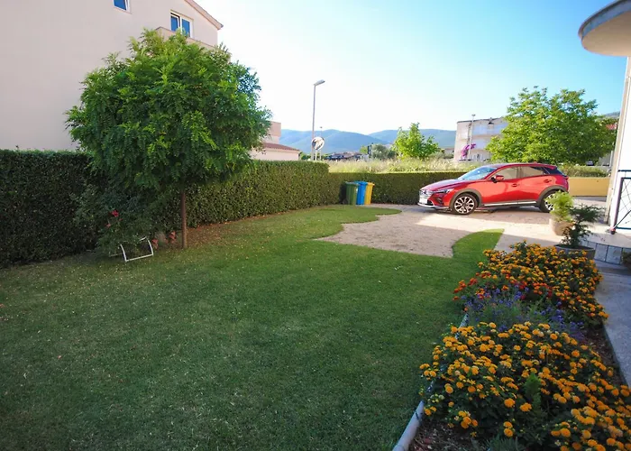 Cozy With Garden Apartamento Kaštela